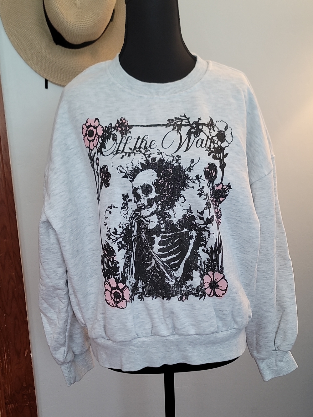 Vans Light Gray Crewneck Sweatshirt with Black Skull & Pink Floral Accents Med